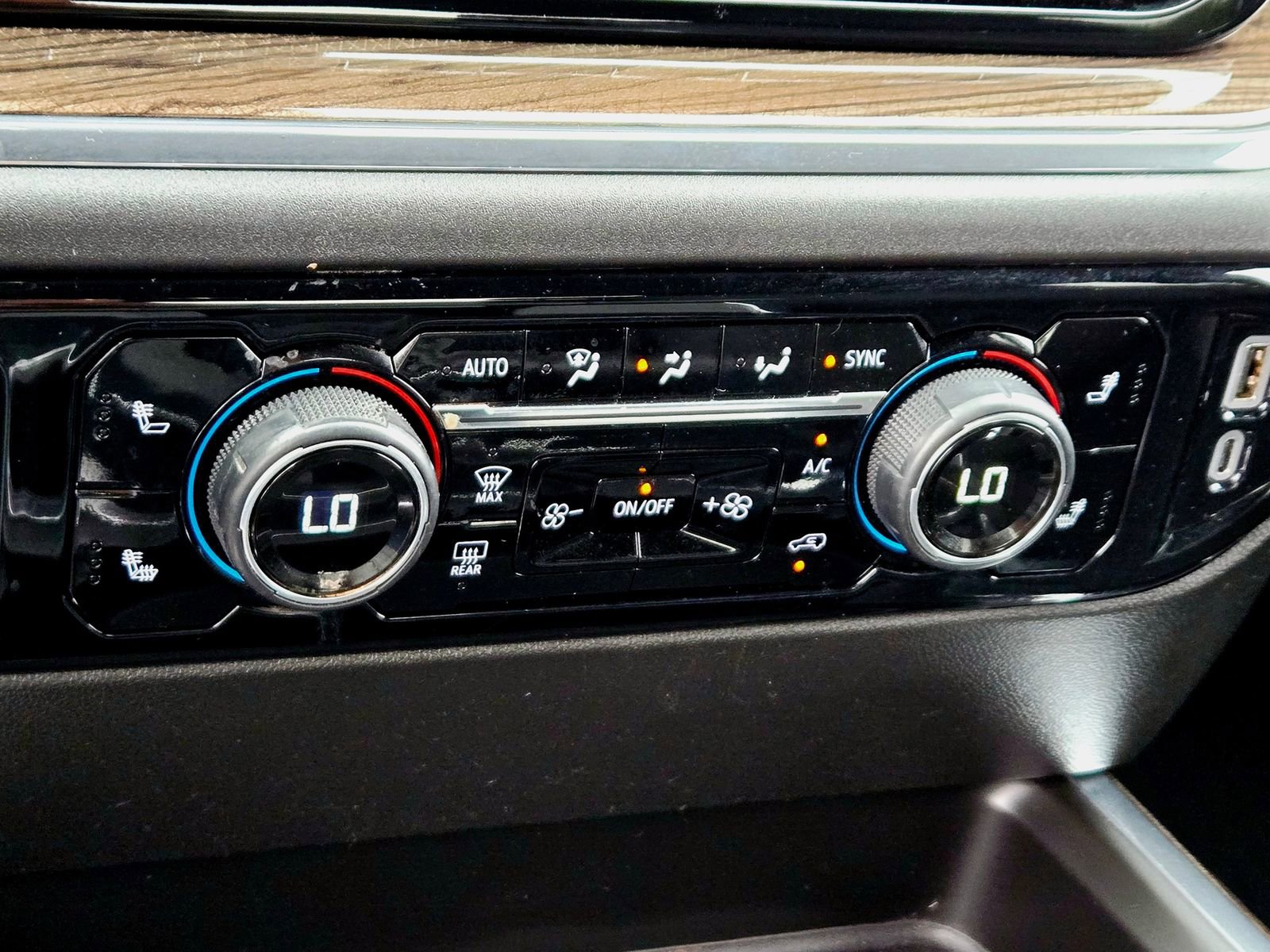 Used 2024 Chevrolet Silverado 2500 LT w/ Texas Edition AWD/4WD image 18