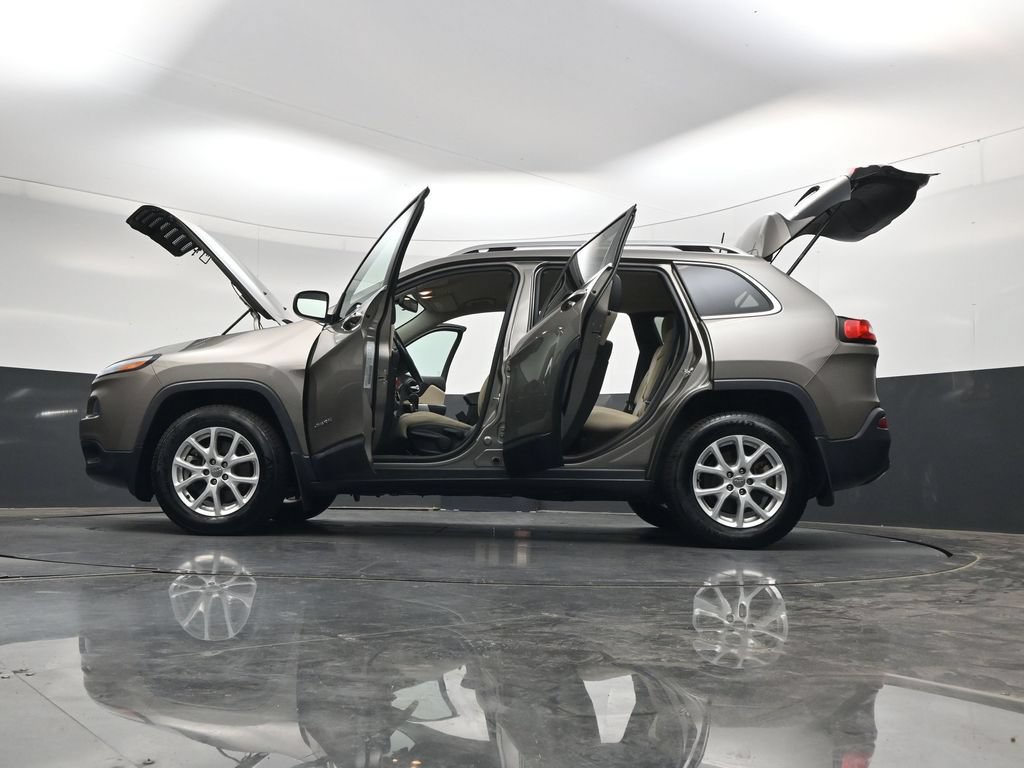 Used 2018 Jeep Cherokee Latitude w/ Cold Weather Group AWD/4WD image 52