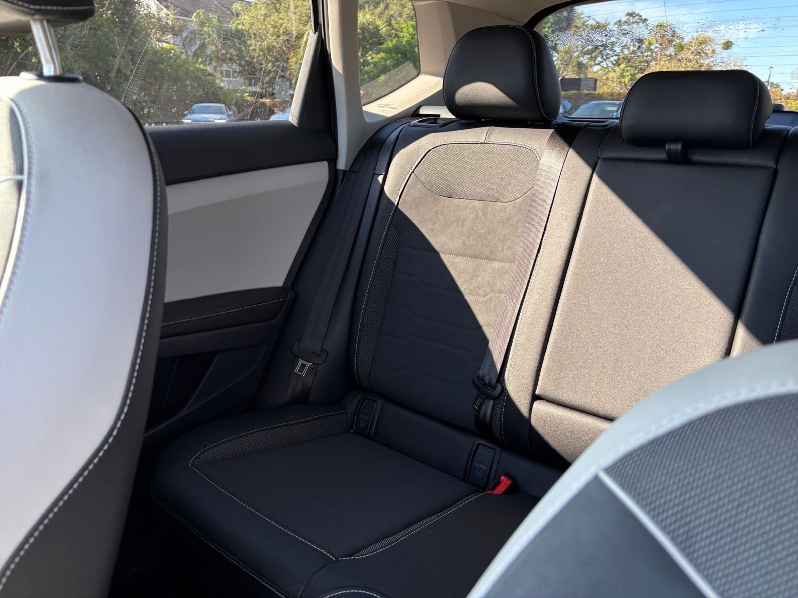 Used 2025 Volkswagen Taos SE image 39