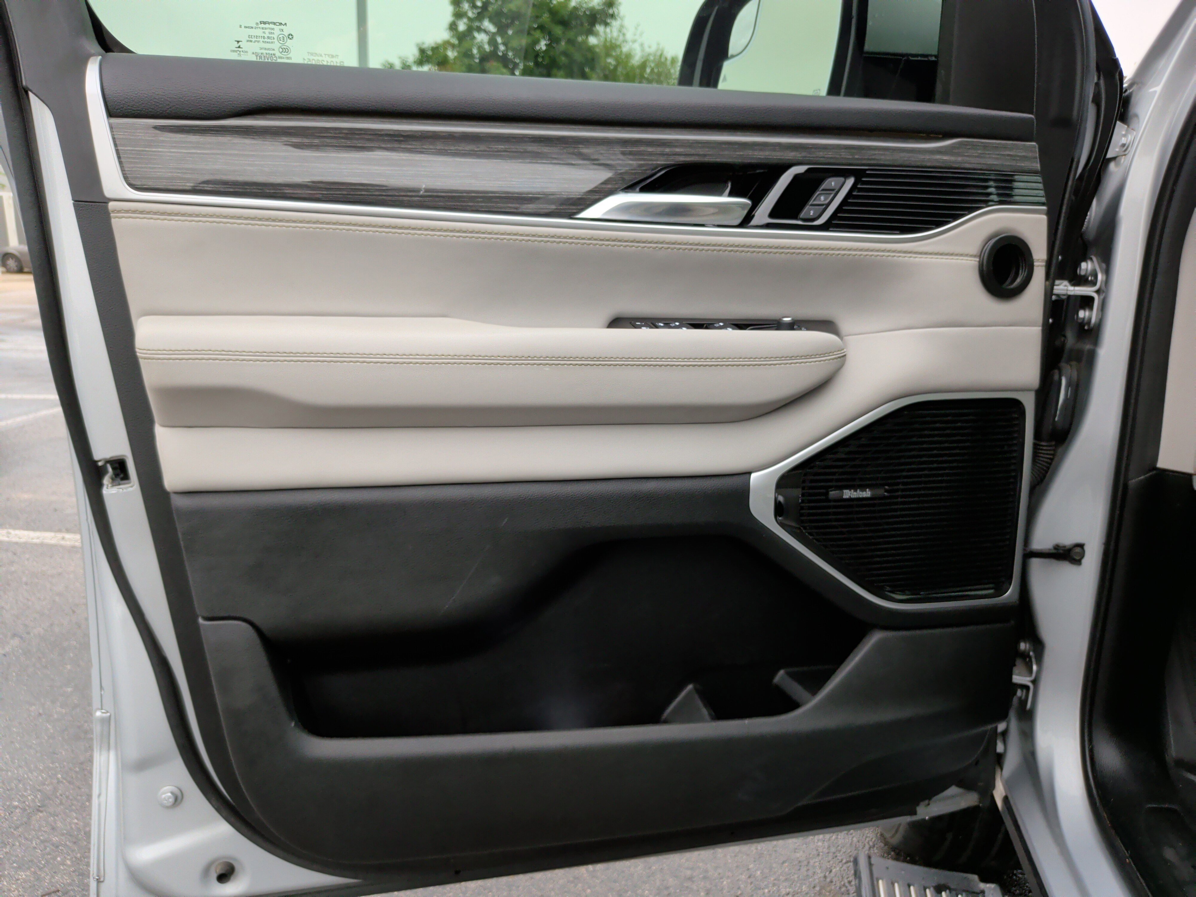 Used 2022 Jeep Wagoneer Series III w/ Premium Group I AWD/4WD image 28