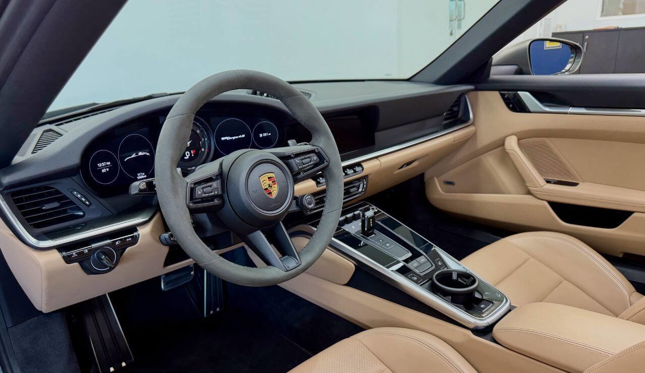 Used 2021 Porsche 911 image 65