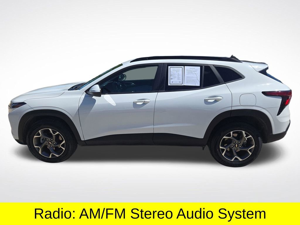 Used 2025 Chevrolet Trax LT w/ LT Convenience Package FWD image 2