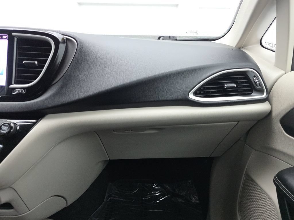 Used 2024 Chrysler Pacifica Touring-L image 41