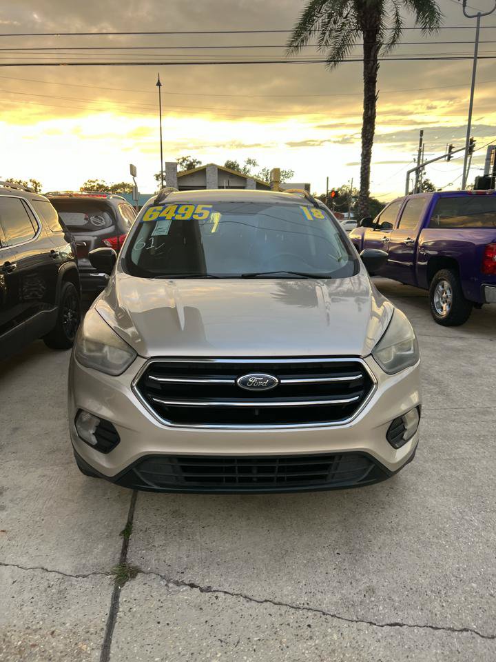 Used 2018 Ford Escape SE w/ SE Sport Appearance Package FWD image 2