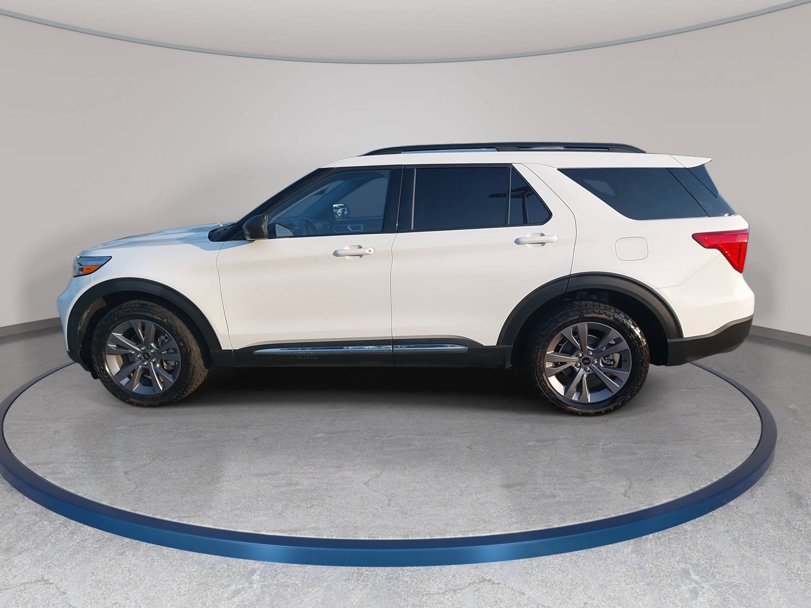 Used 2023 Ford Explorer XLT w/ Equipment Group 202A AWD/4WD image 8