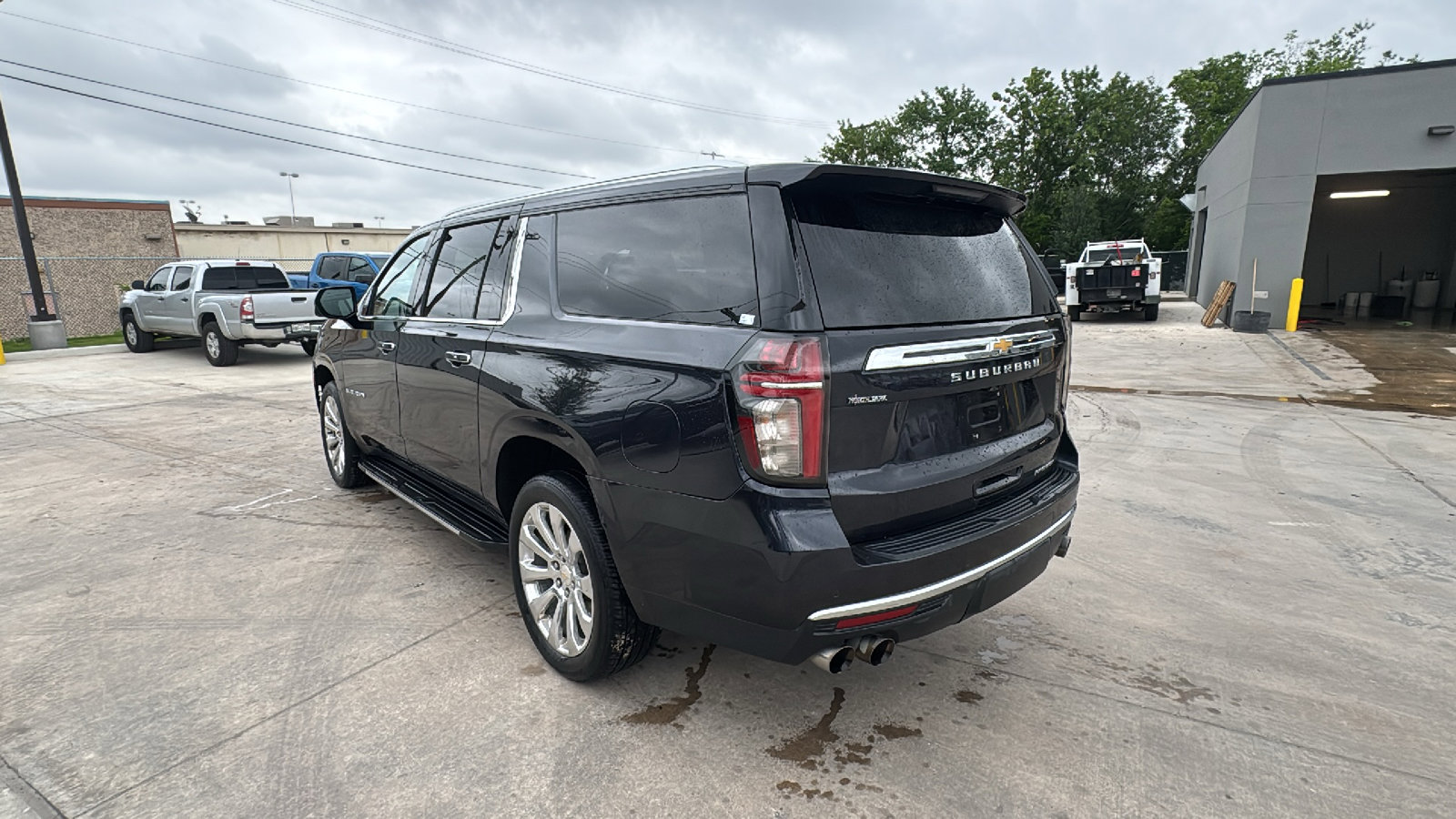 Used 2023 Chevrolet Suburban Premier w/ Premium Package 2 AWD/4WD image 7