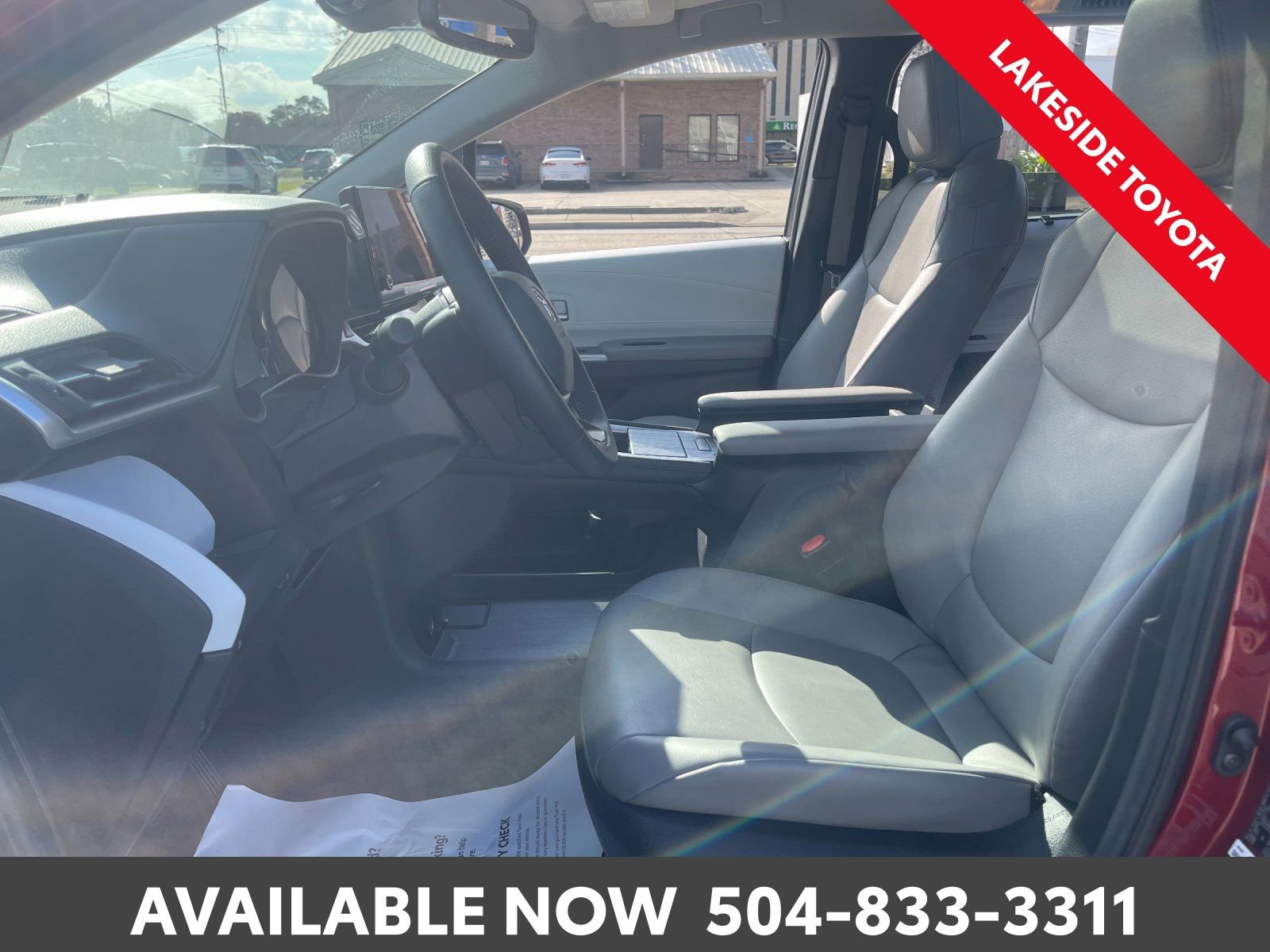 Used 2025 Toyota Sienna XLE image 29
