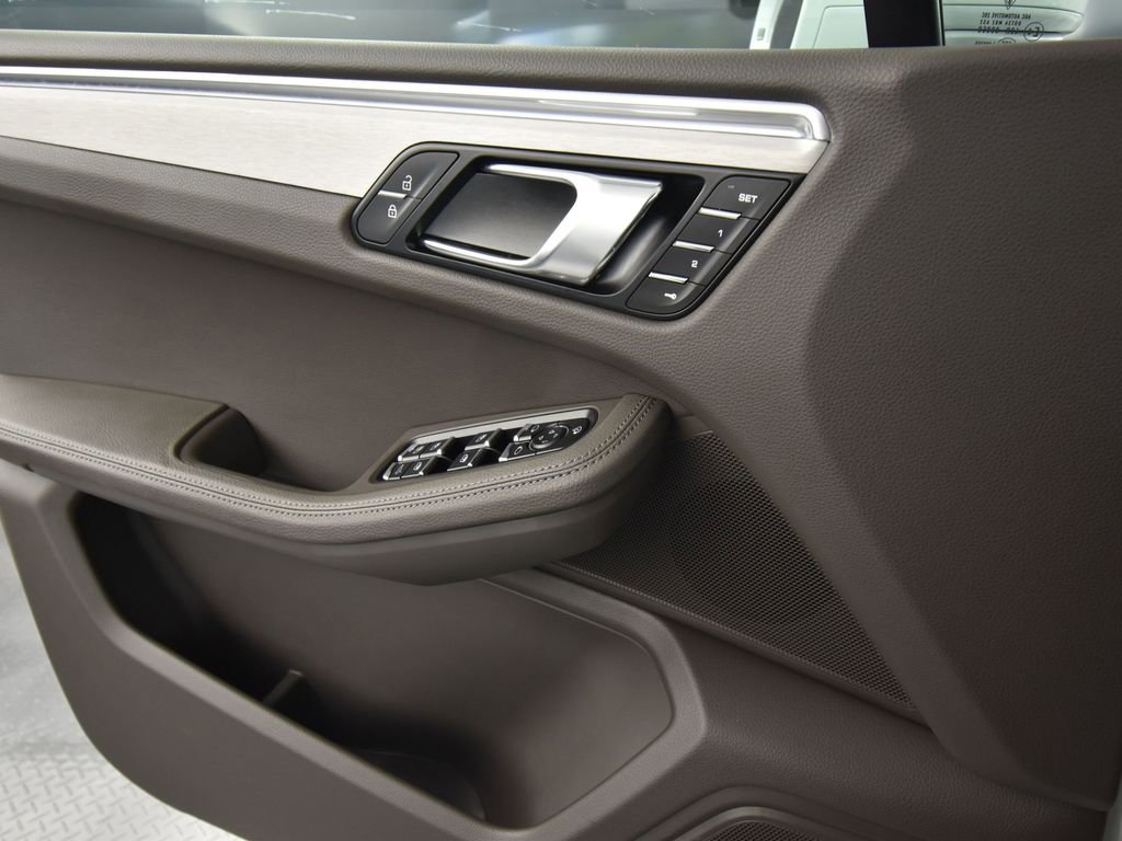Used 2025 Porsche Macan image 25