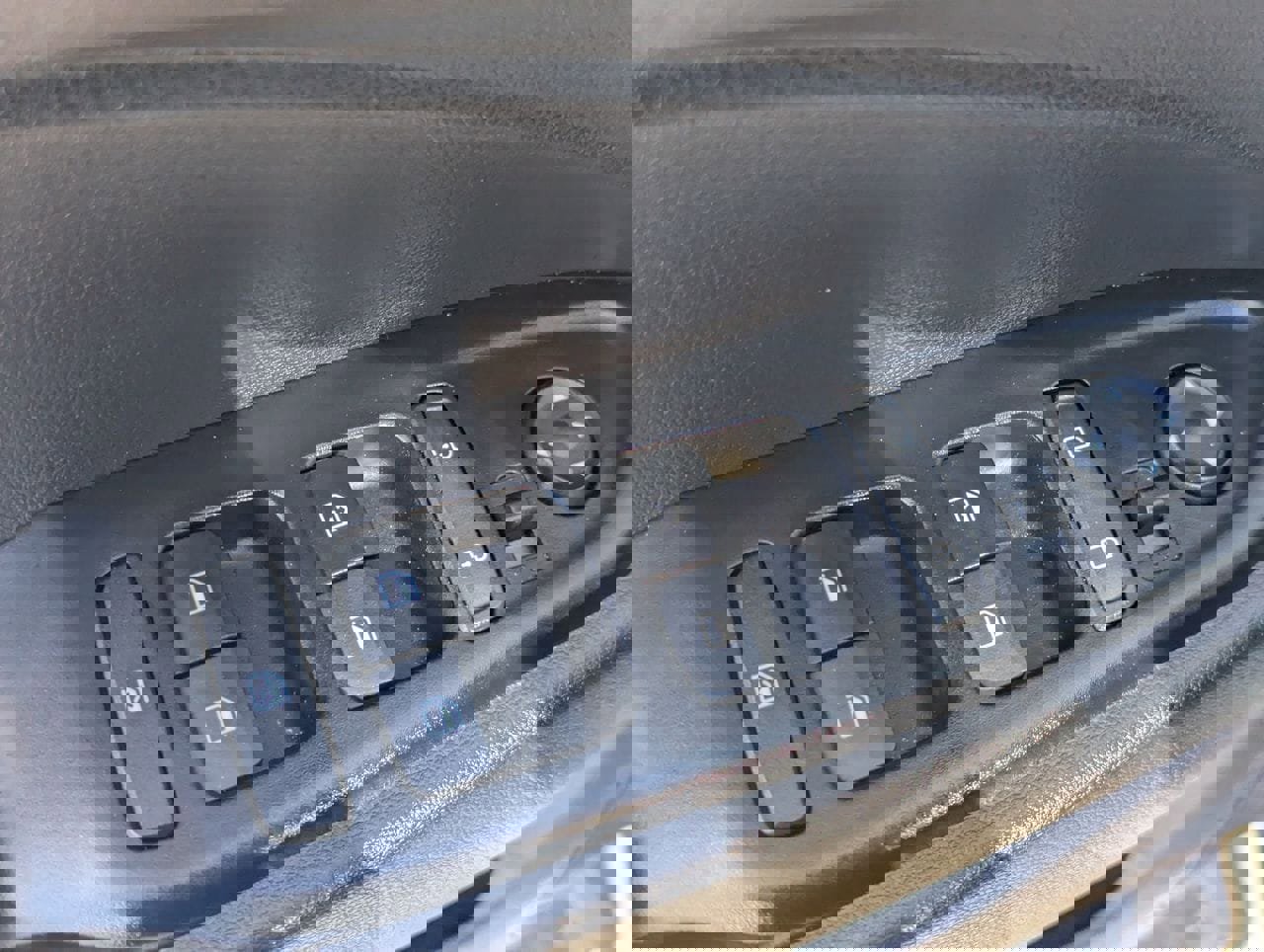 Used 2025 Hyundai Venue SEL image 22