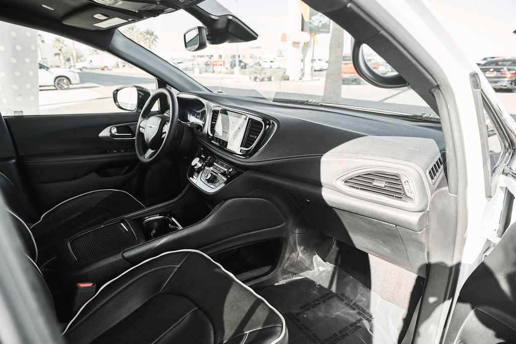 Used 2025 Chrysler Pacifica Limited image 18