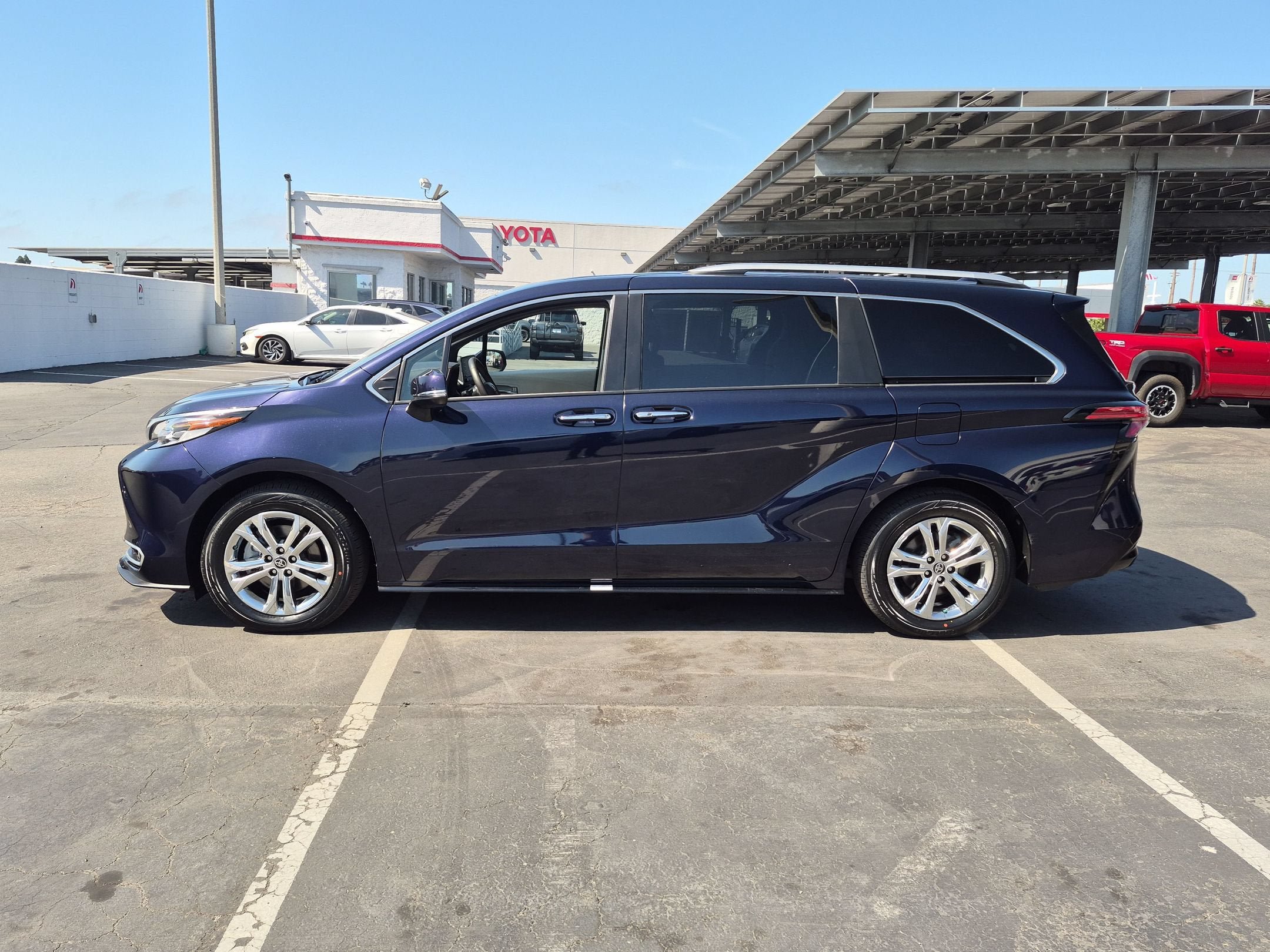 Used 2023 Toyota Sienna Platinum AWD/4WD image 4