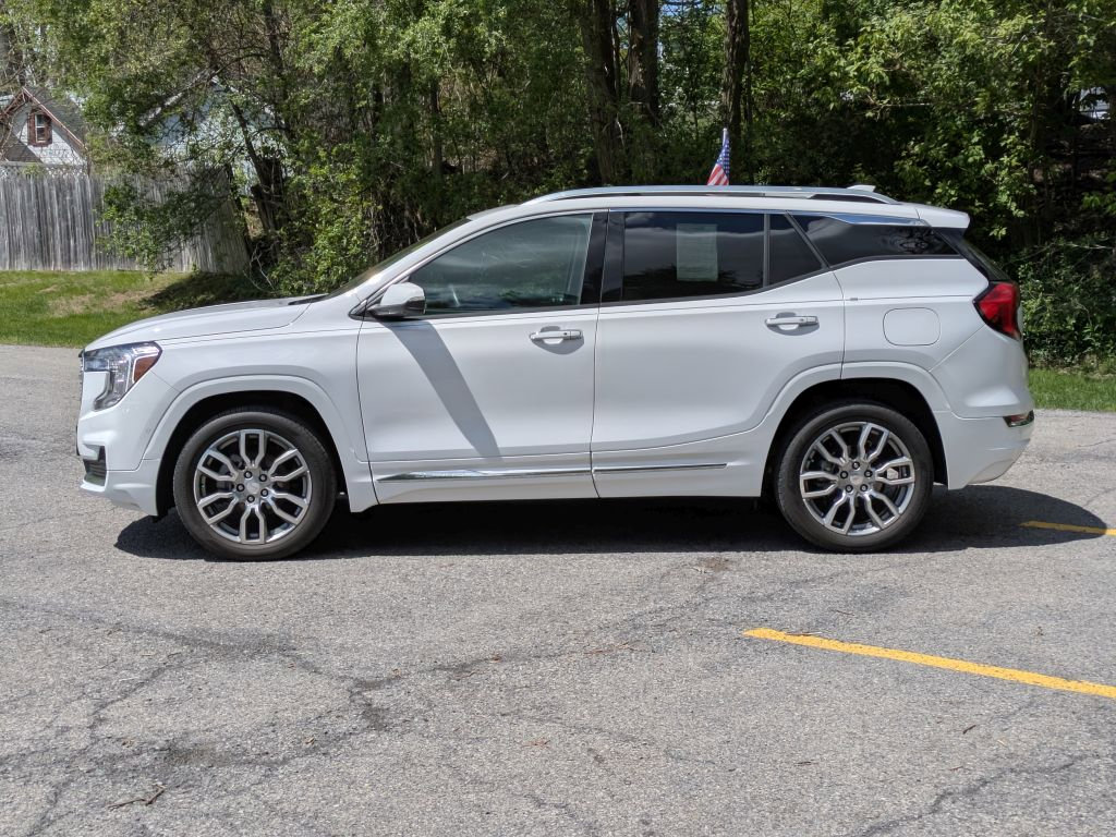 Certified 2022 GMC Terrain Denali w/ Denali Premium Package AWD/4WD image 4