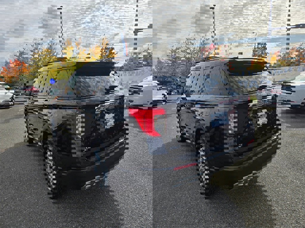 Used 2023 Ford Explorer XLT w/ Equipment Group 202A image 7