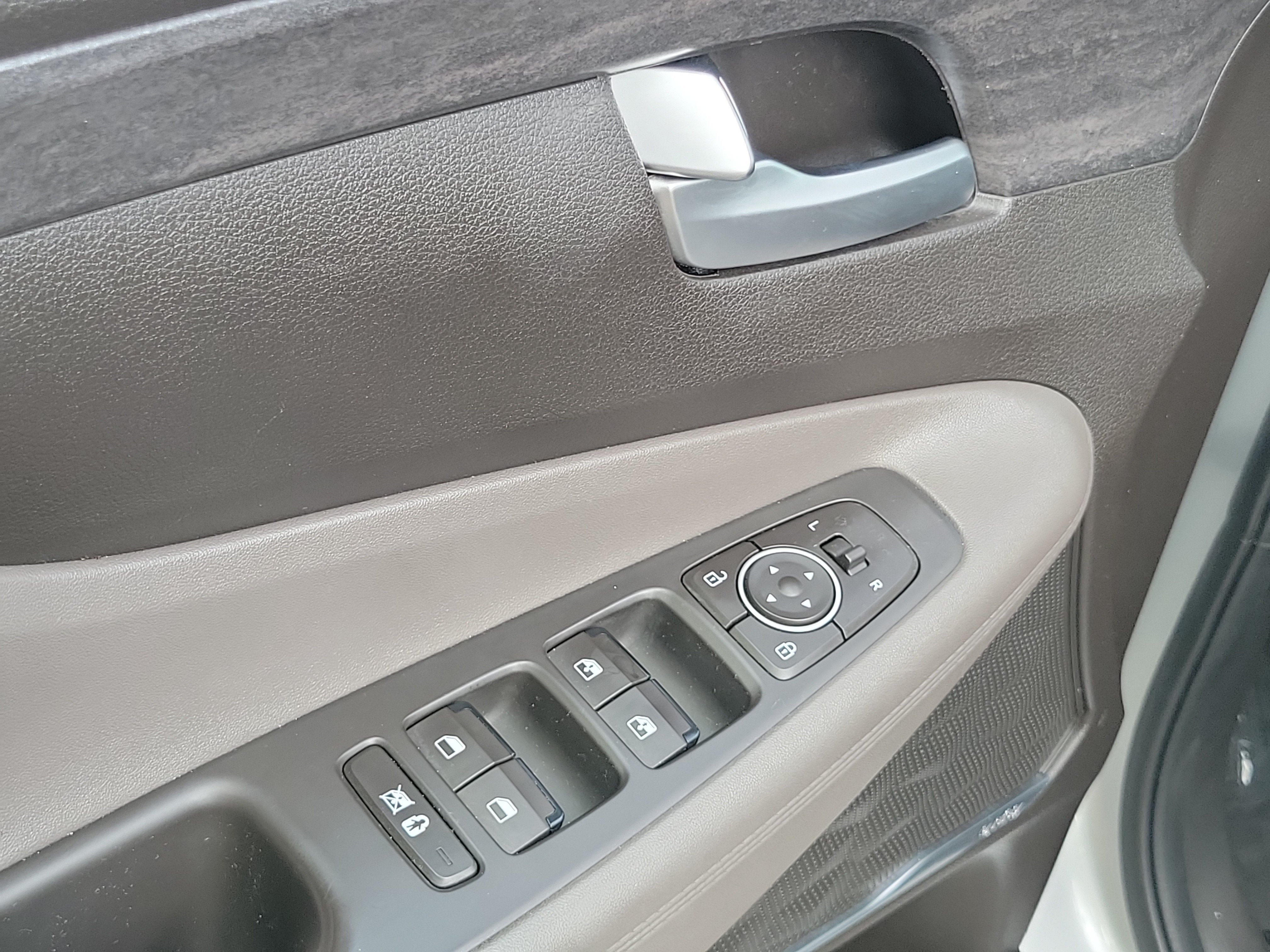 Used 2019 Hyundai Santa Fe SEL FWD image 18