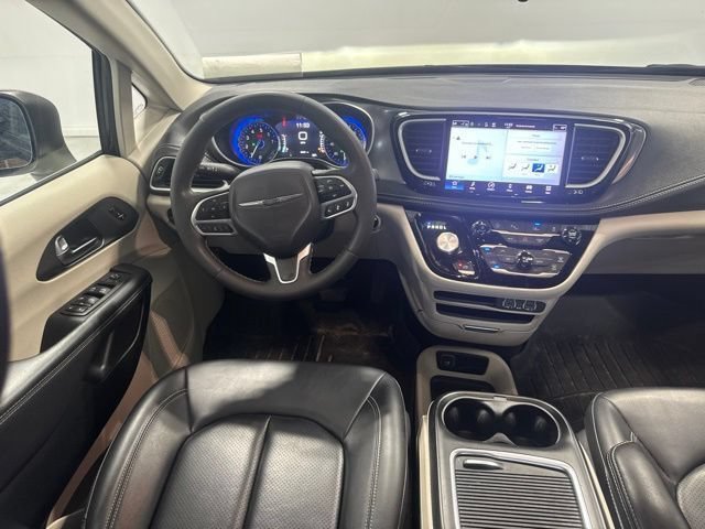 Used 2023 Chrysler Pacifica Touring-L FWD image 28