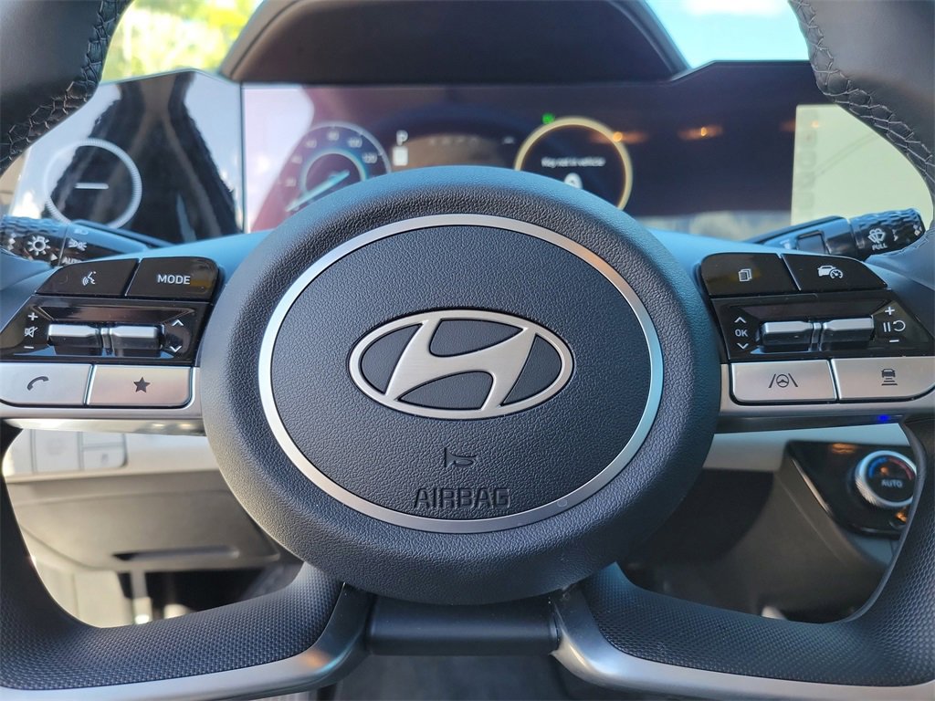 Used 2025 Hyundai Elantra Limited image 15