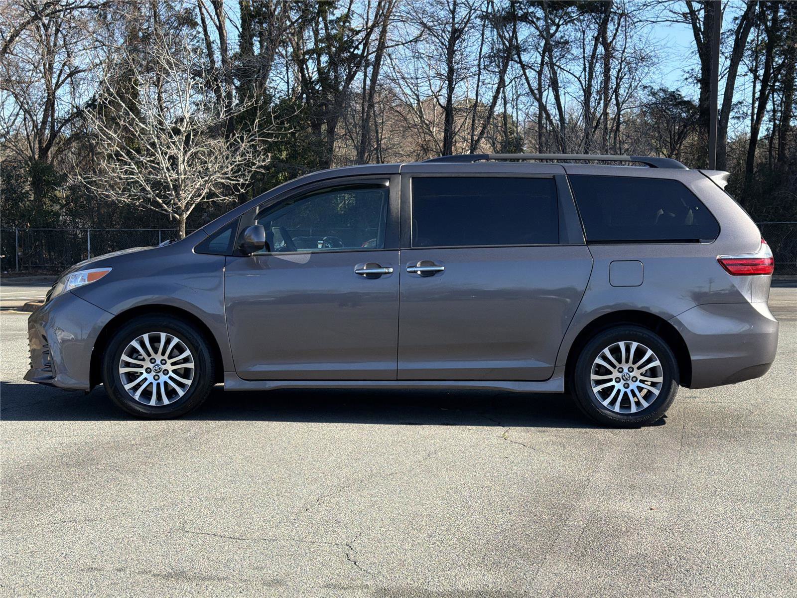 Used 2020 Toyota Sienna XLE FWD image 28