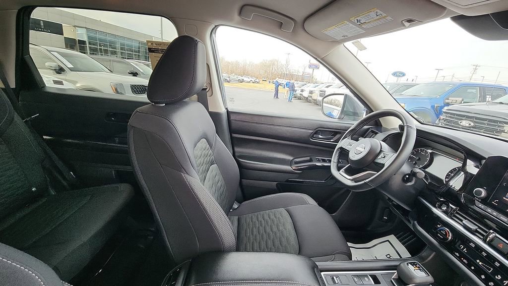 Used 2025 Nissan Pathfinder SV image 13