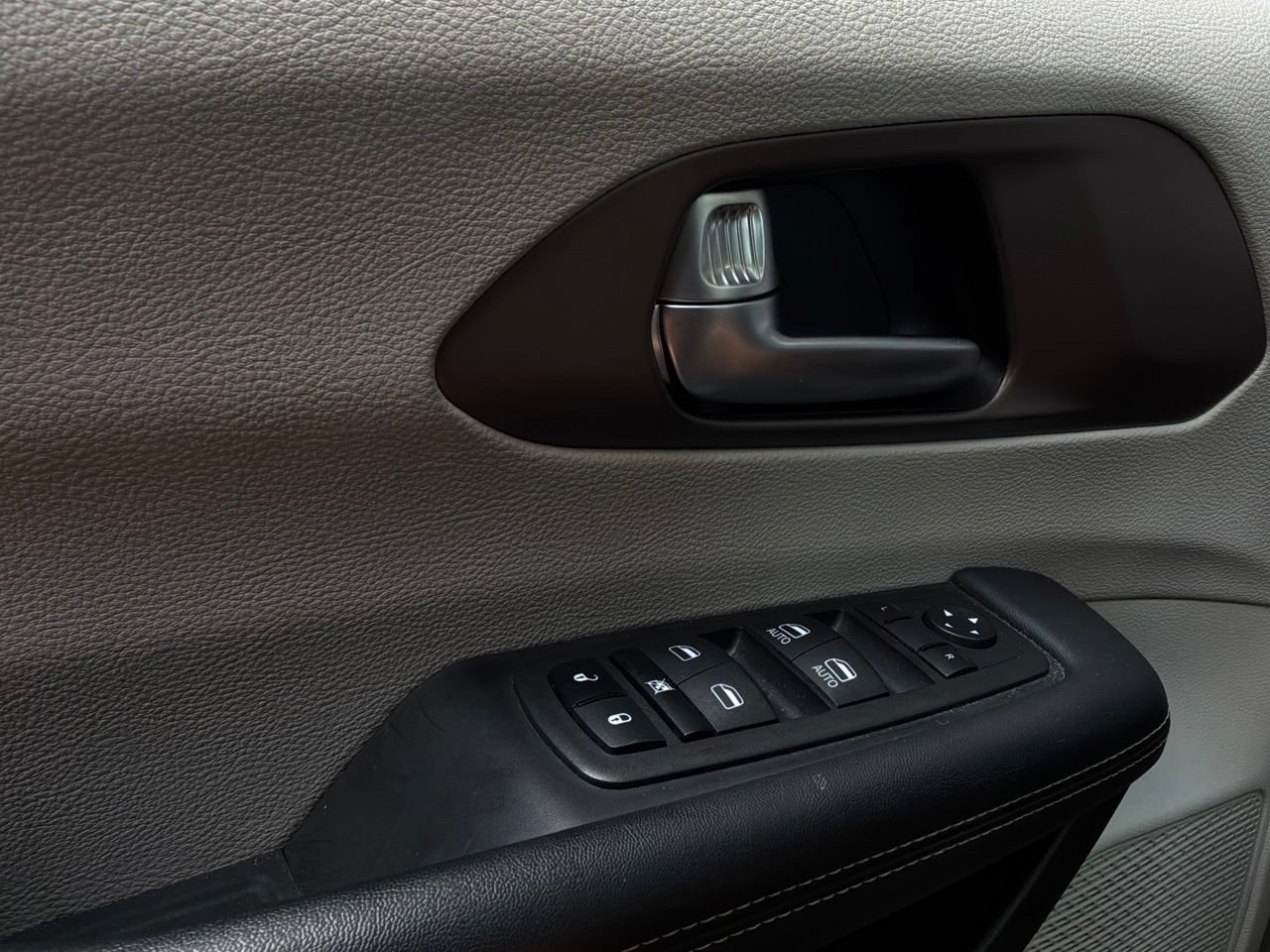 Used 2023 Chrysler Voyager LX FWD image 23
