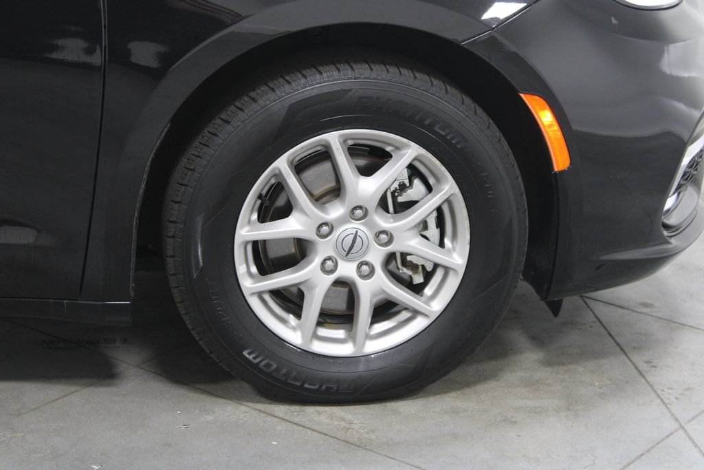 Used 2024 Chrysler Pacifica Touring-L image 12