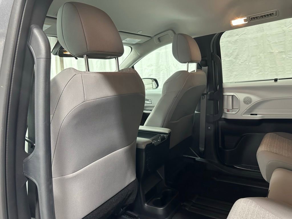 Used 2025 Toyota Sienna LE image 48