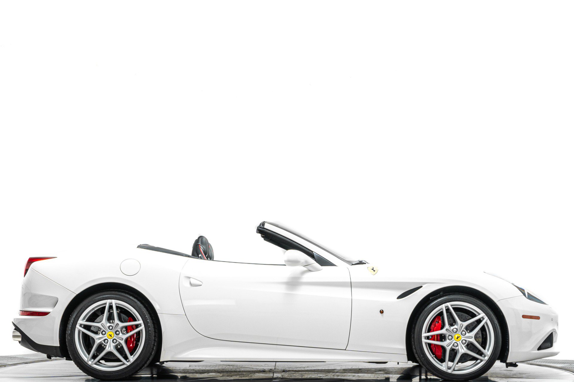 Used 2016 Ferrari California T RWD image 2