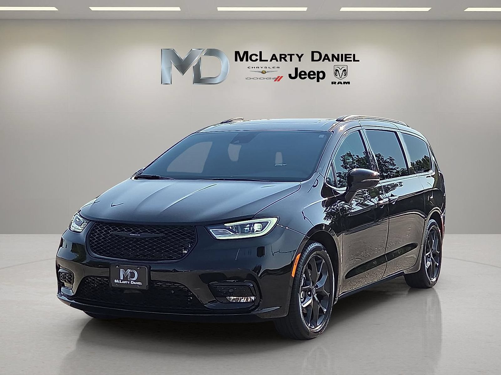 Used 2025 Chrysler Pacifica Limited FWD video 2
