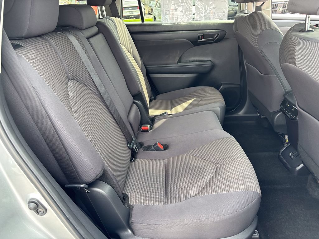 Used 2025 Toyota Highlander LE FWD image 38