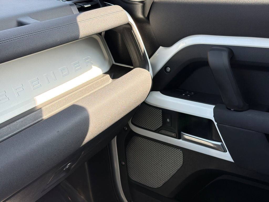 Used 2023 Land Rover Defender 130 S image 35