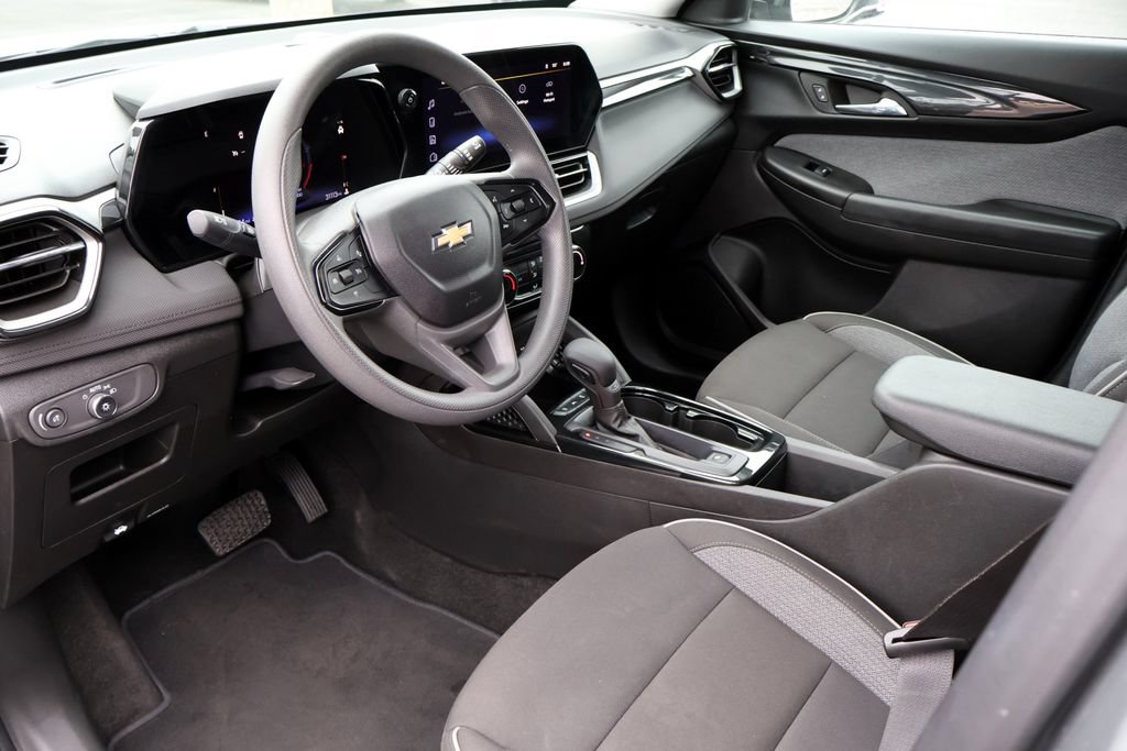 Used 2025 Chevrolet TrailBlazer LT AWD/4WD image 3