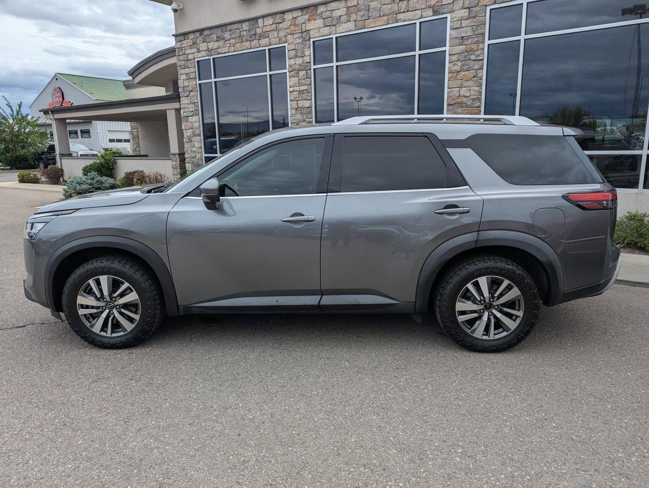 Used 2022 Nissan Pathfinder SL AWD/4WD image 2