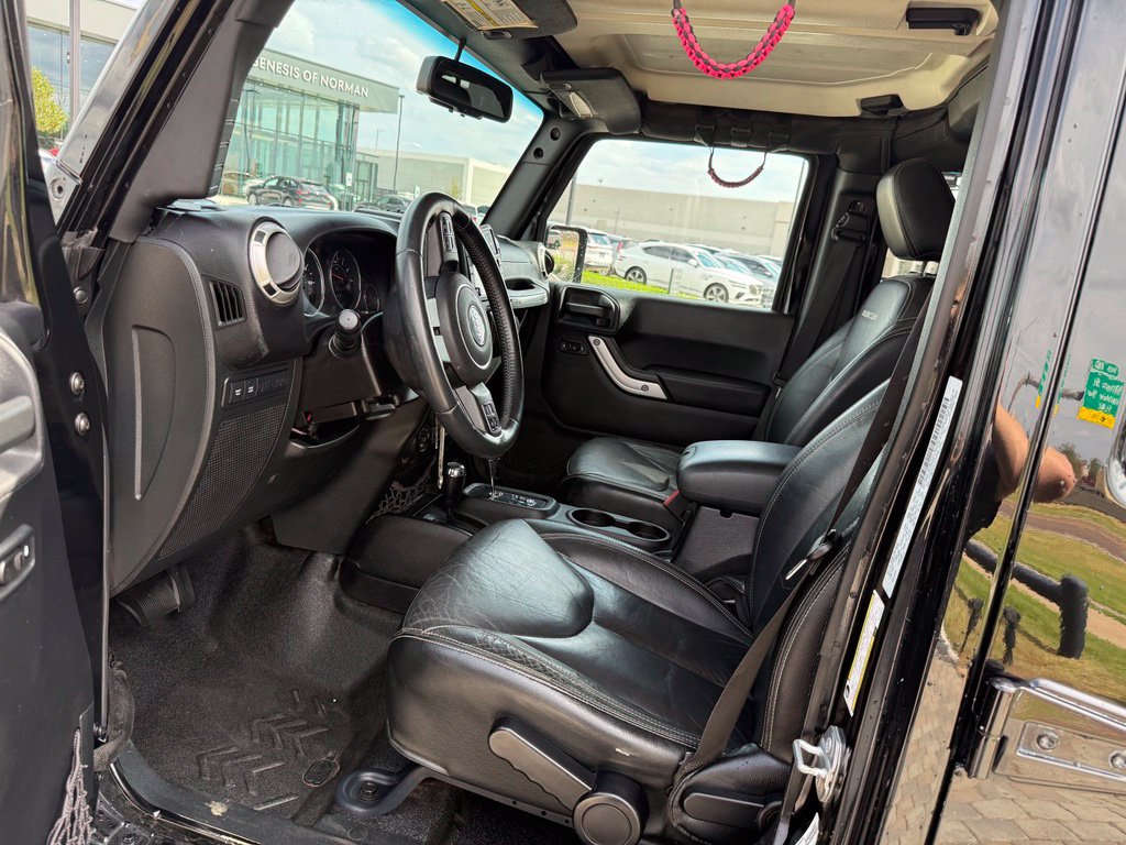 Used 2015 Jeep Wrangler Unlimited Rubicon w/ Connectivity Group AWD/4WD image 12