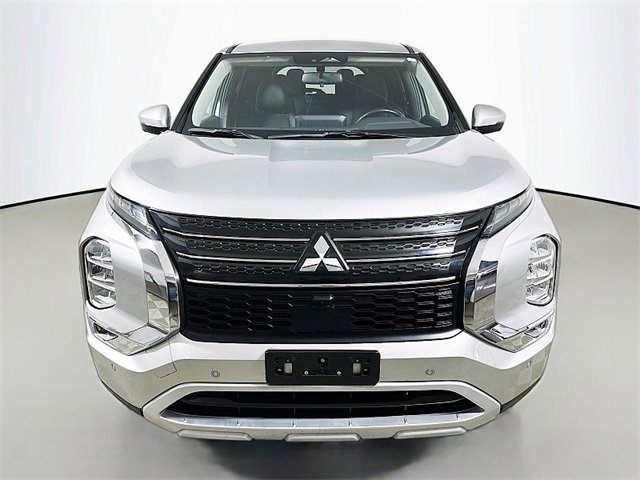 Used 2023 Mitsubishi Outlander SE image 2
