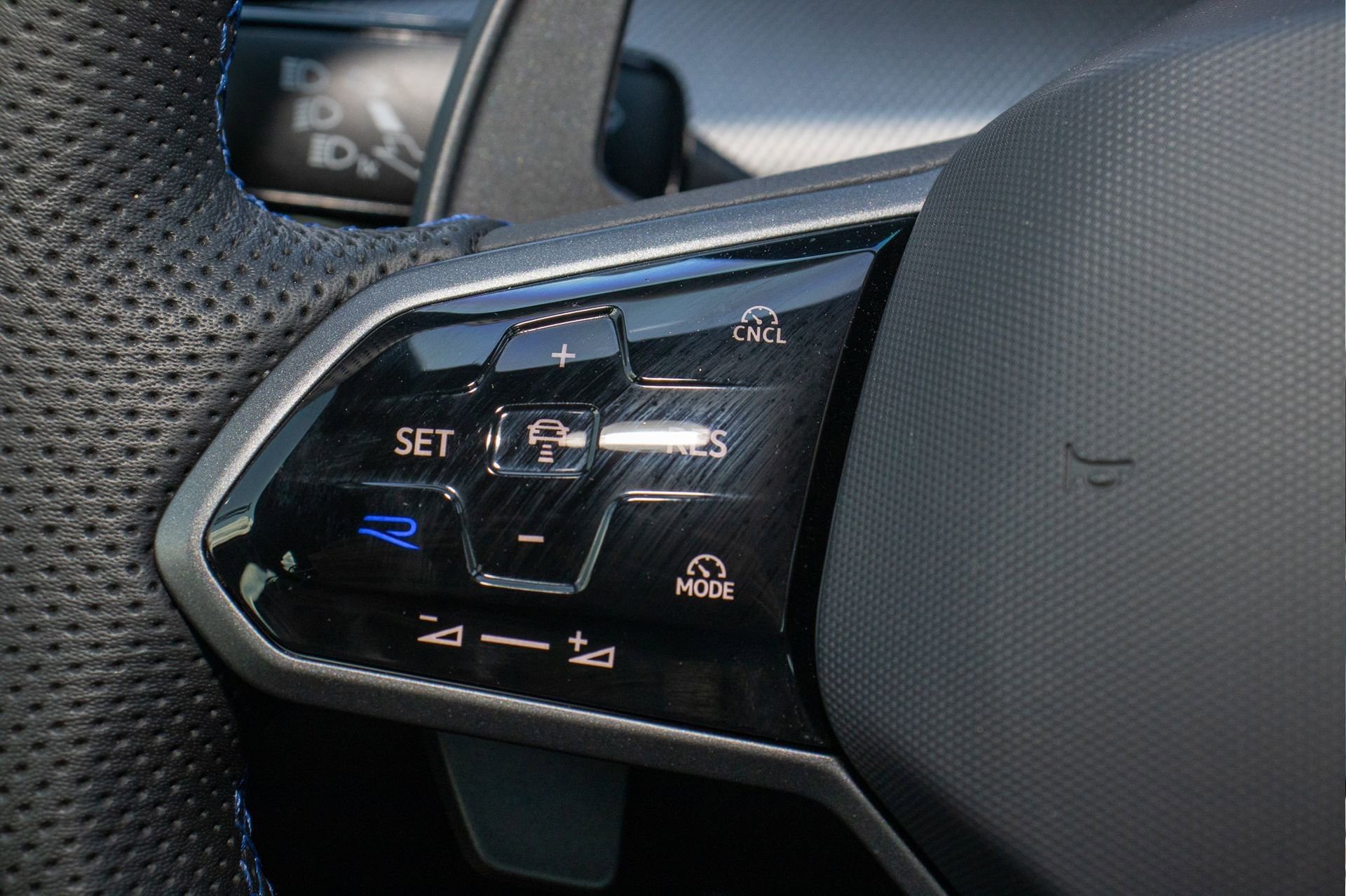 Used 2025 Volkswagen Golf w/ Euro Style Package image 28