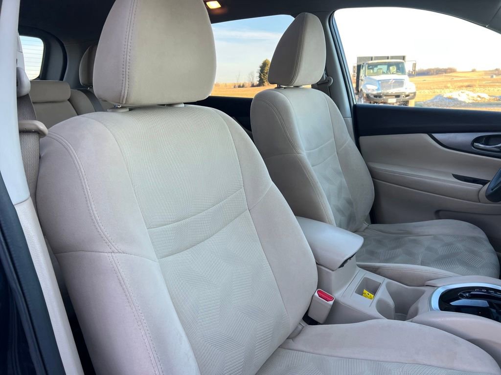 Used 2016 Nissan Rogue SV w/ SV Moonroof Package image 33