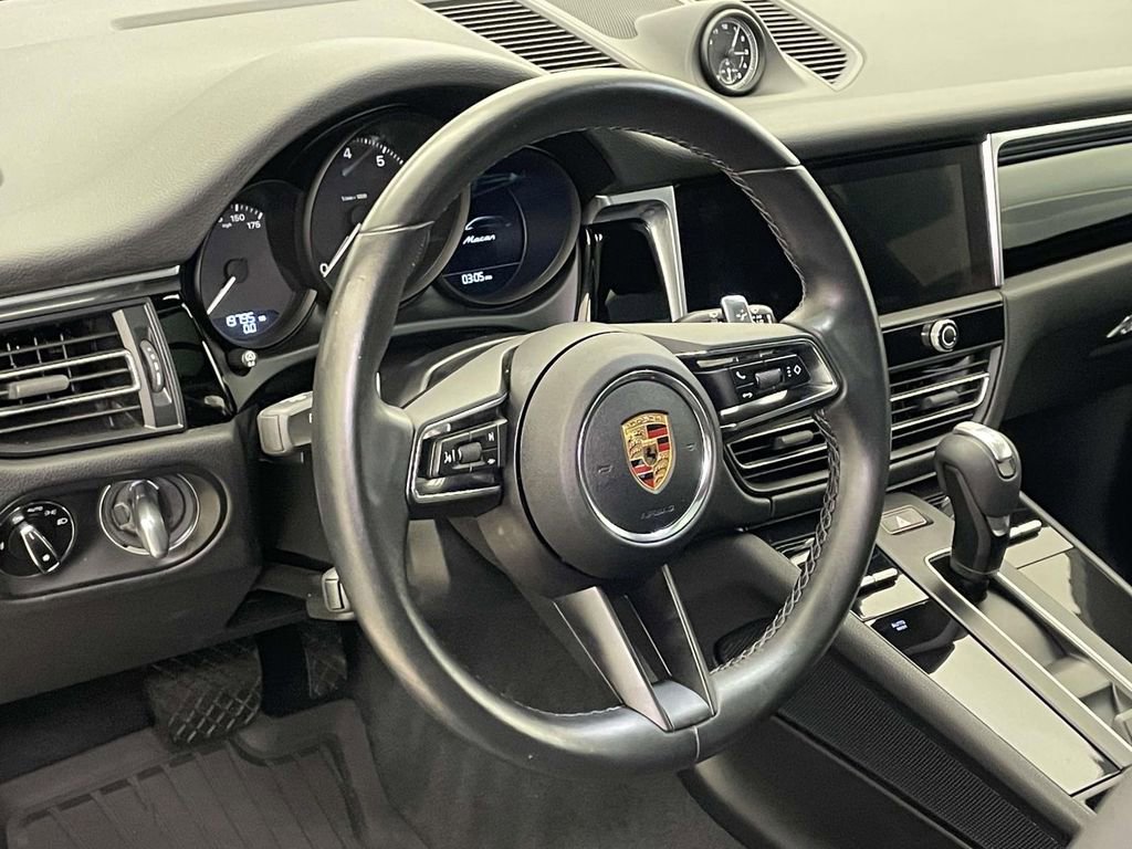 Certified 2022 Porsche Macan image 4