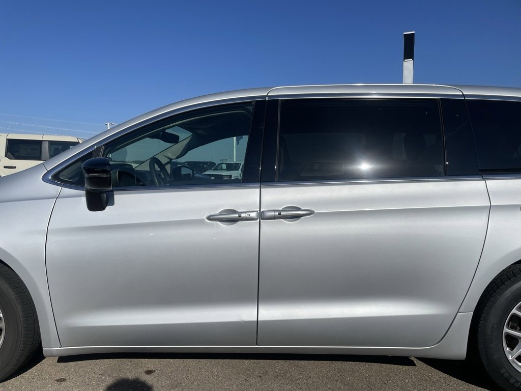 Used 2024 Chrysler Pacifica Touring-L image 28
