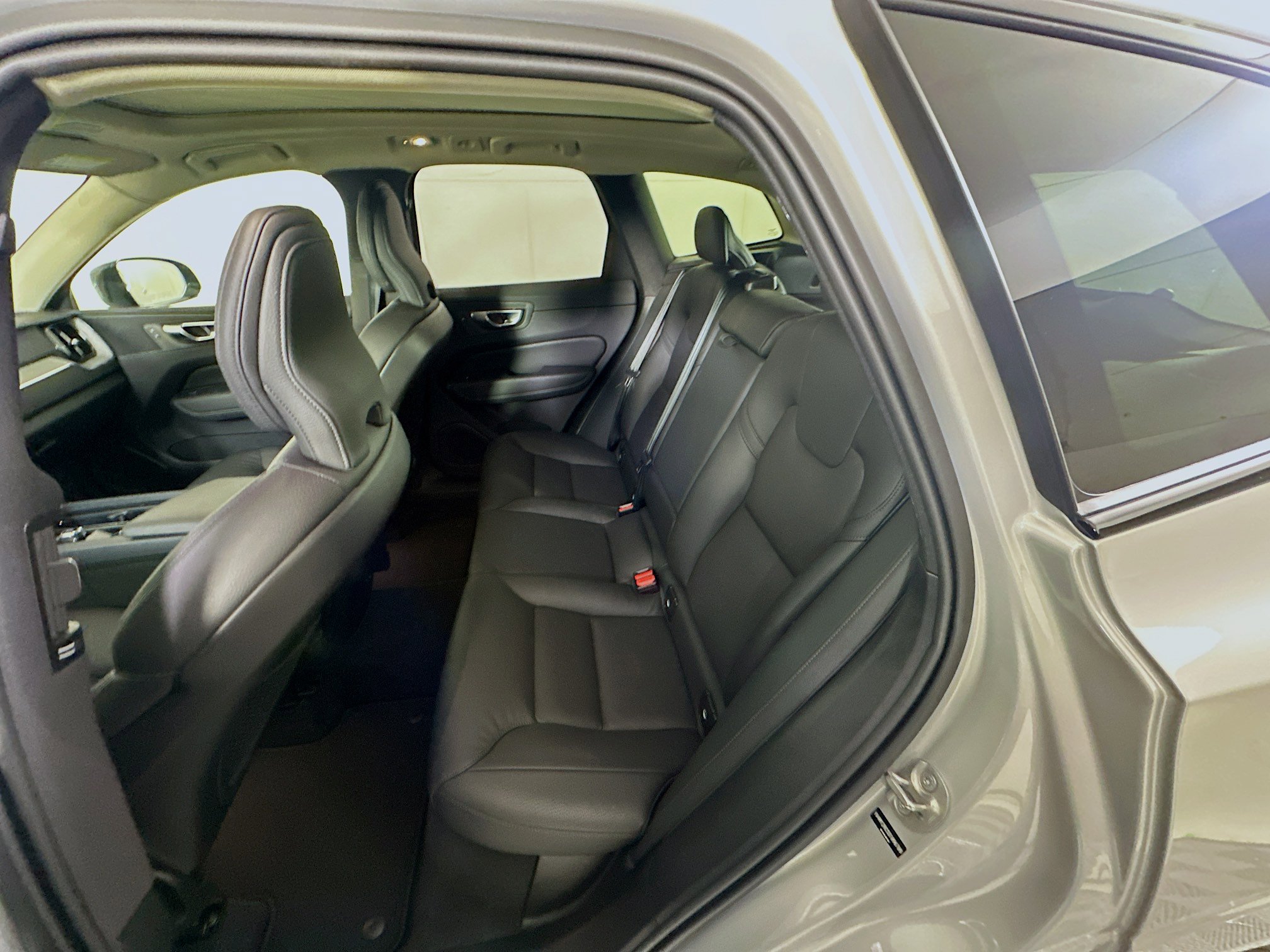 Used 2025 Volvo XC60 B5 Plus image 27