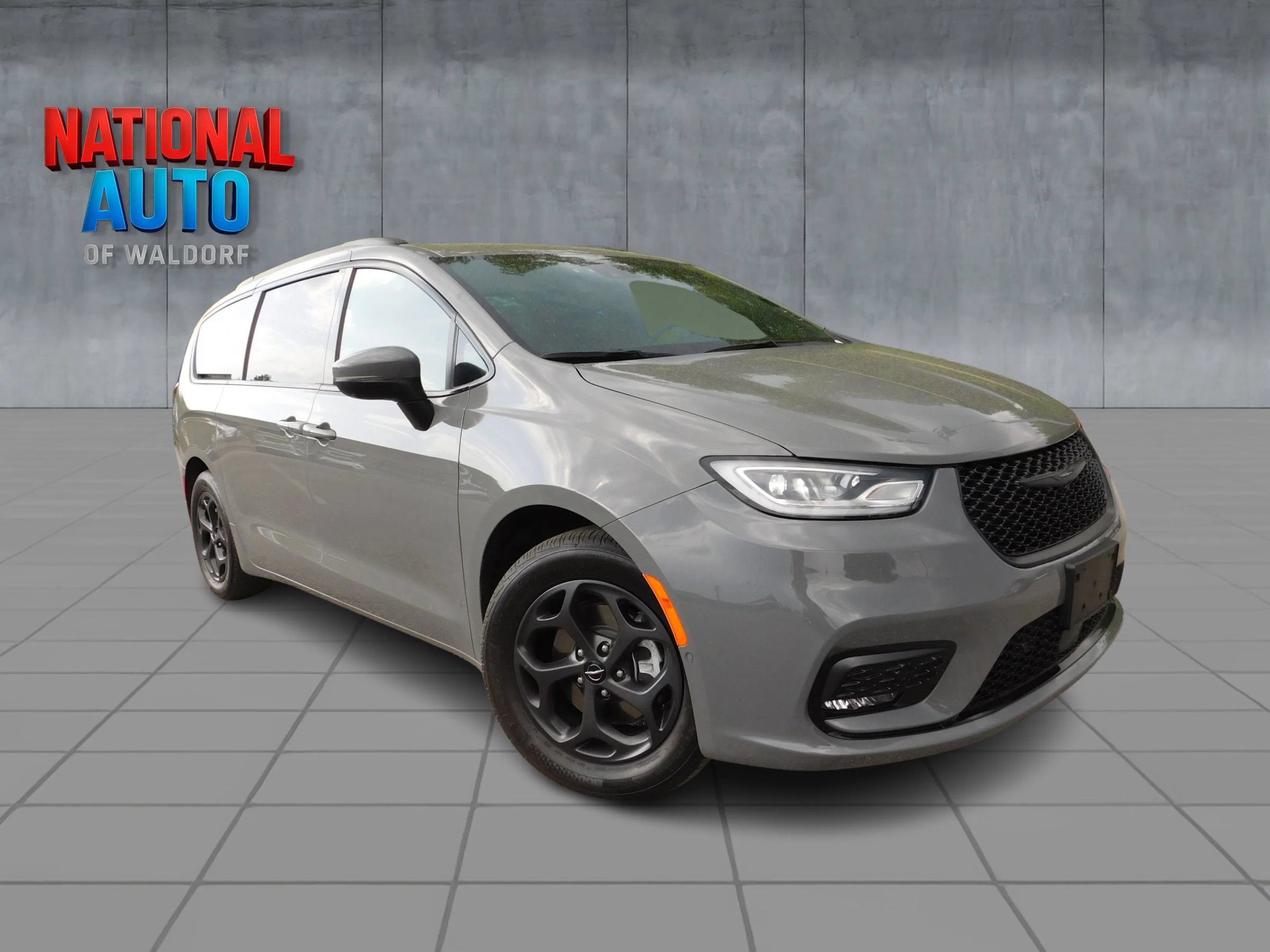 Used 2023 Chrysler Pacifica Touring-L w/ Uconnect Theater Family Group