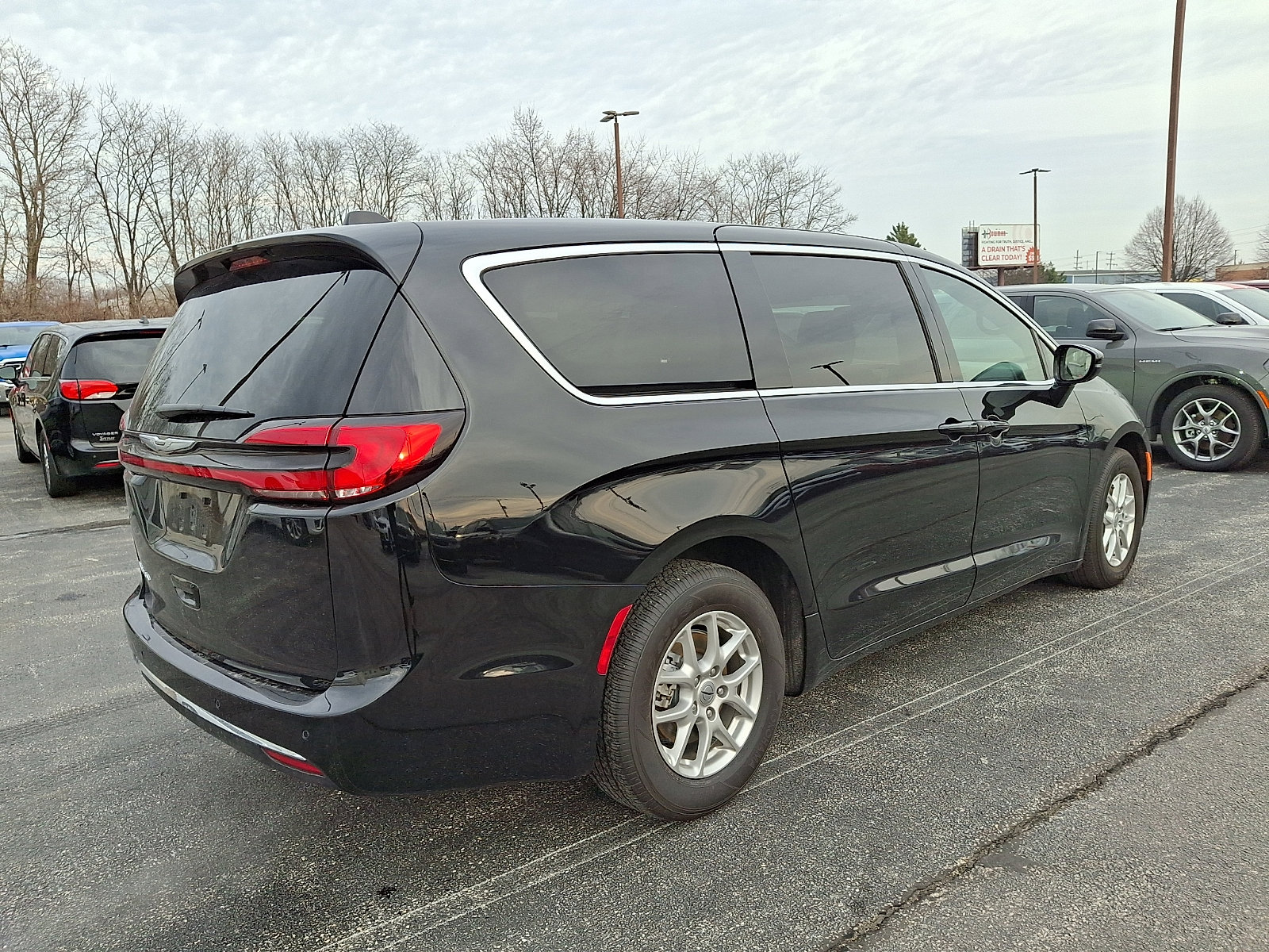 Certified 2025 Chrysler Pacifica Select image 8