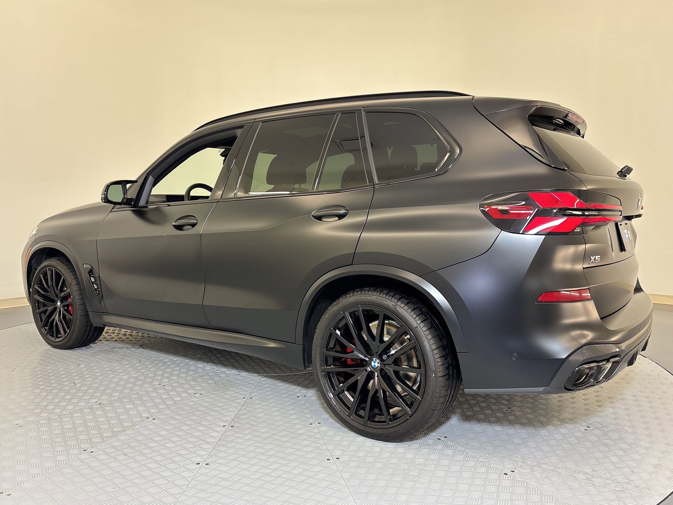 Used 2024 BMW X5 M60i w/ Executive Package image 3