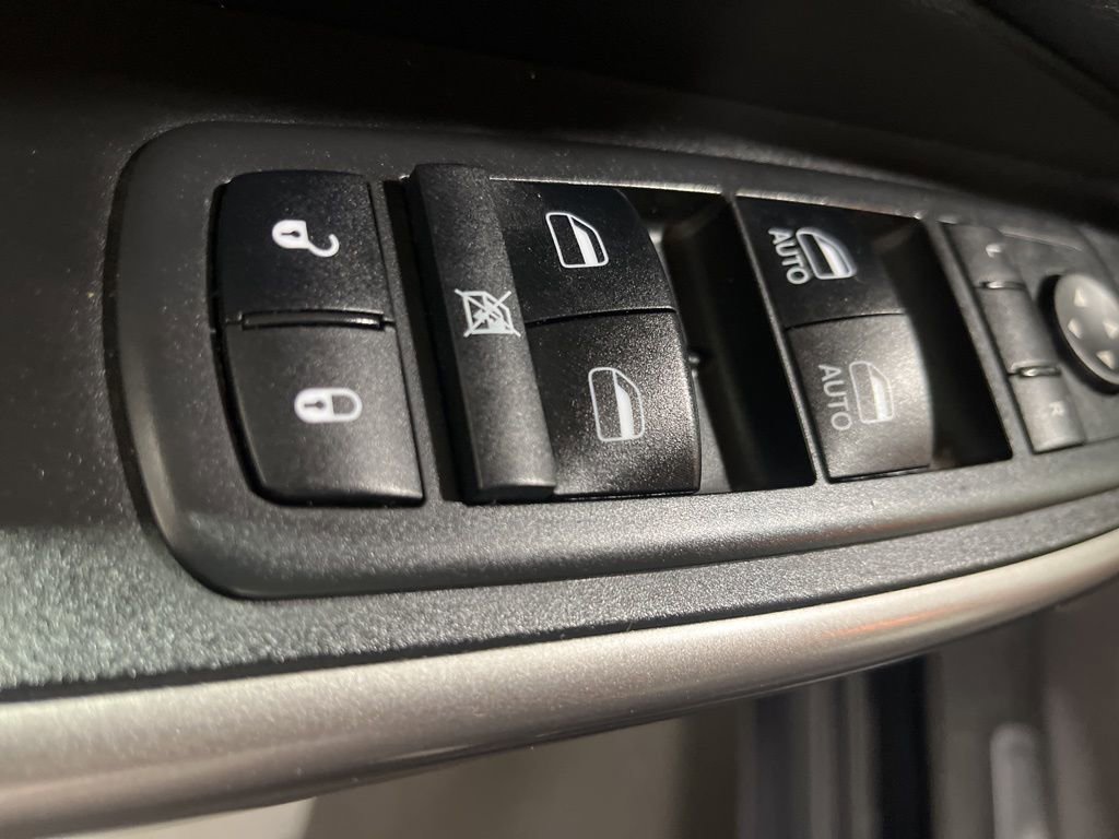 Used 2019 Jeep Cherokee Limited image 13