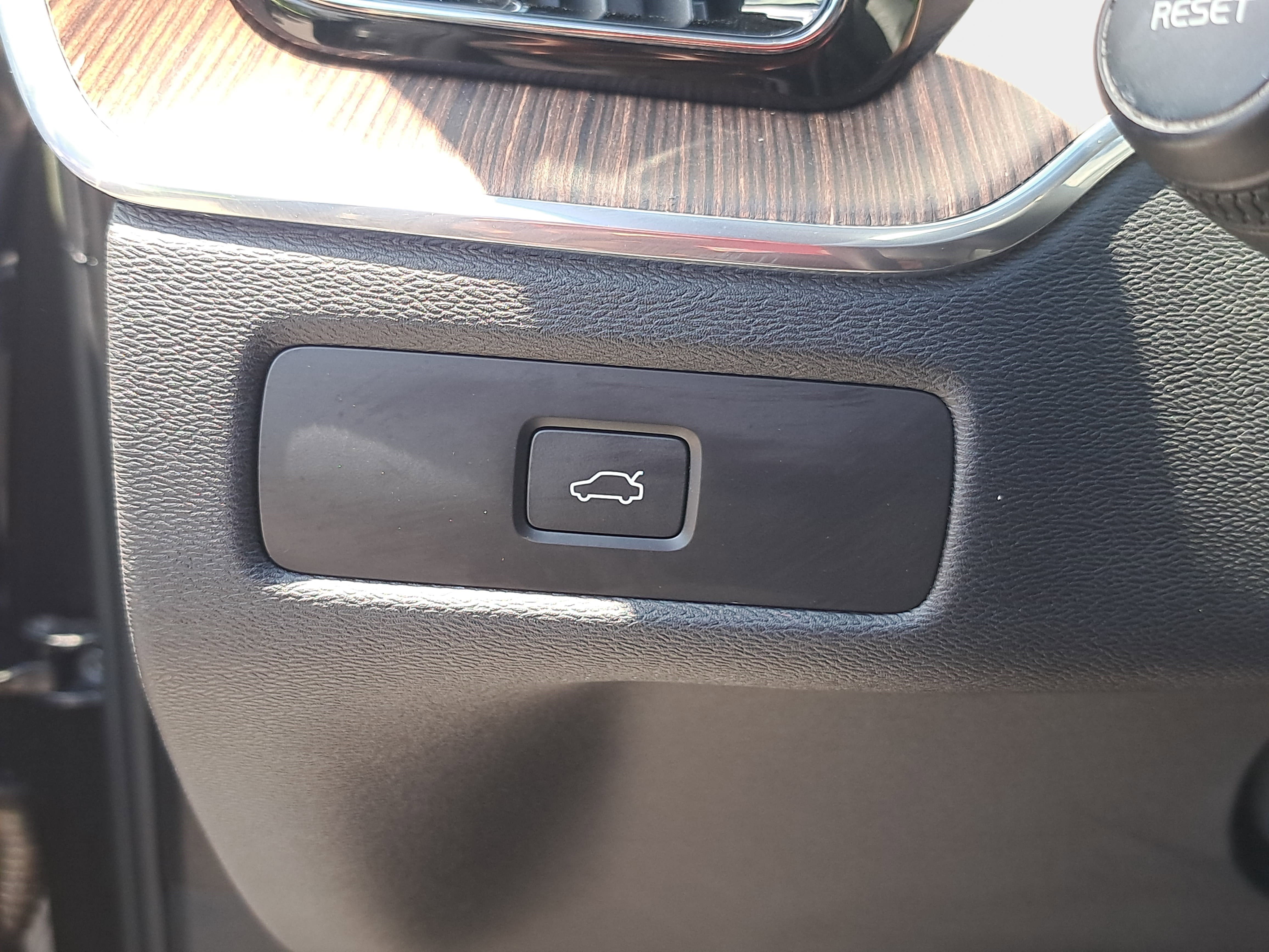 Used 2023 Volvo XC60 B5 Ultimate w/ Climate Package FWD image 25