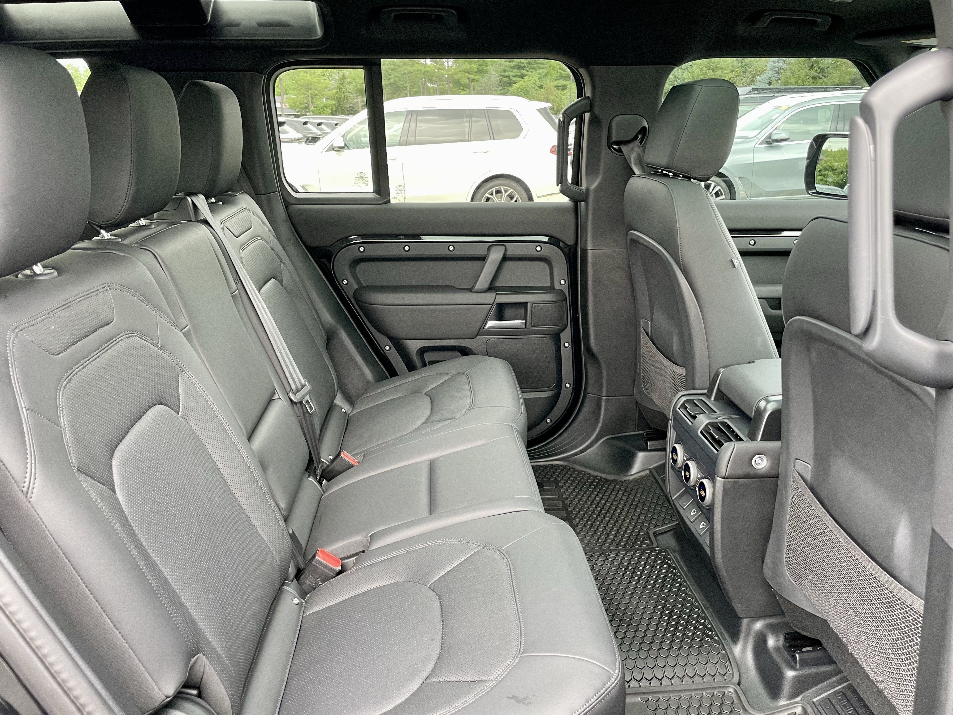 Used 2025 Land Rover Defender 110 X-Dynamic SE AWD/4WD image 31
