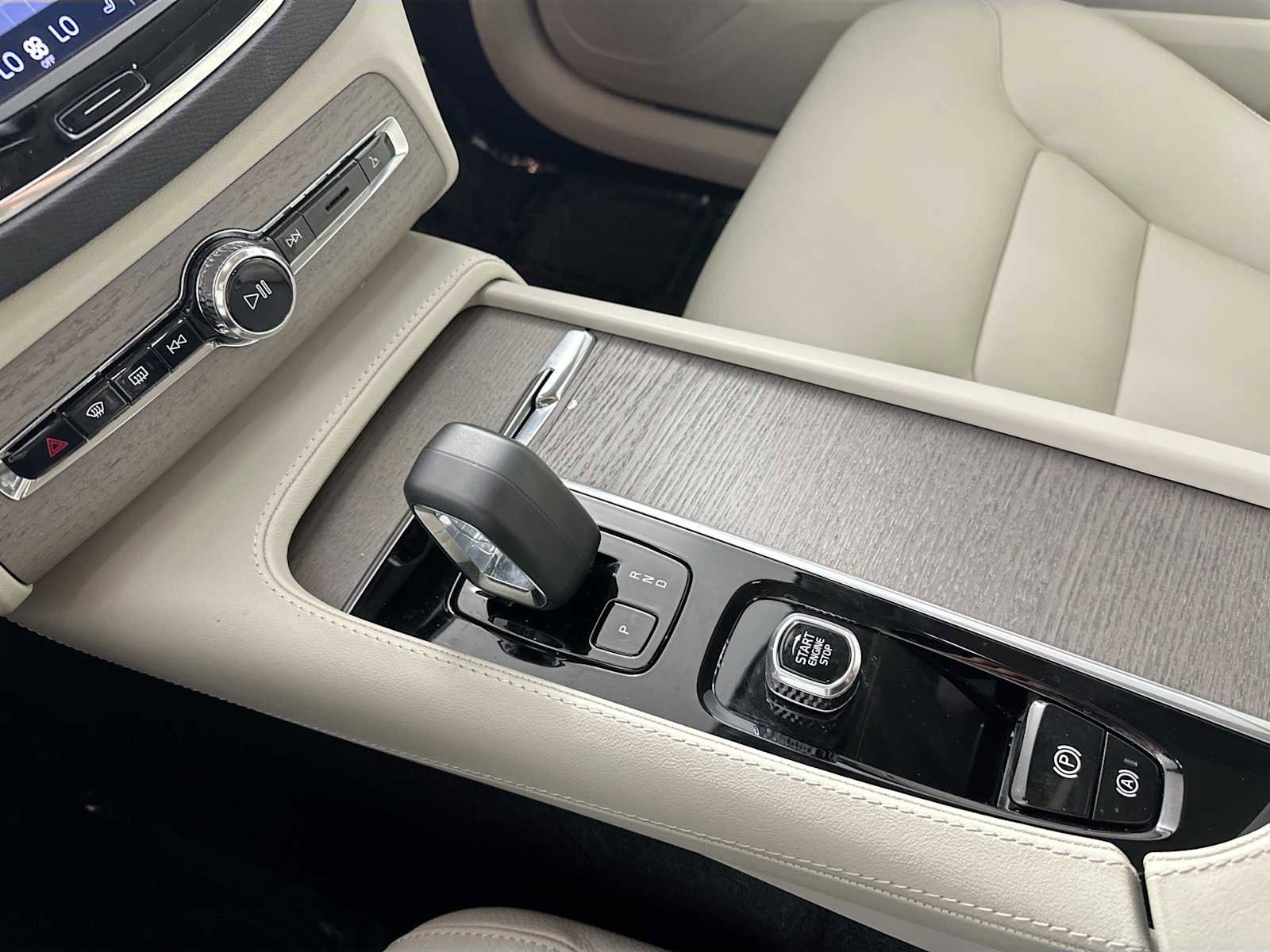 Used 2025 Volvo XC90 B6 Plus w/ Protection Package Premier image 16