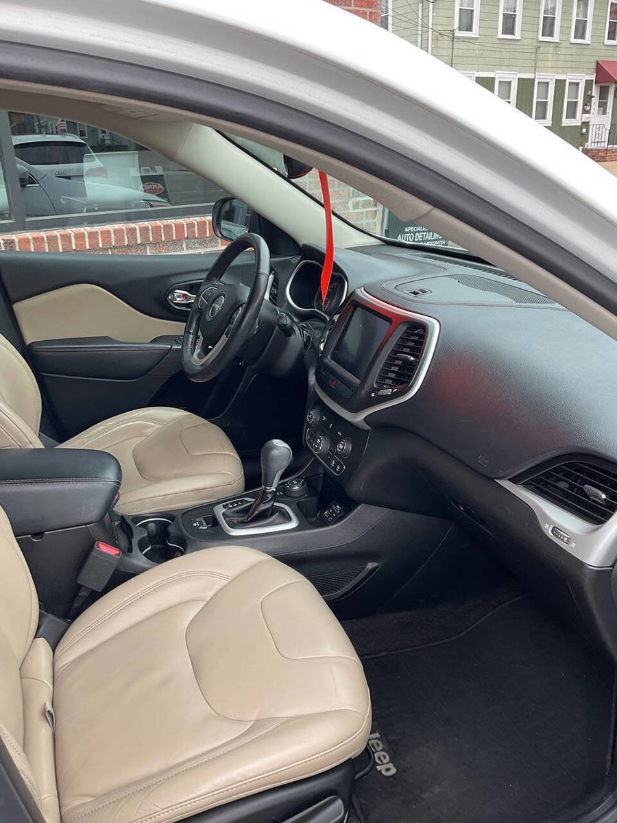 Used 2017 Jeep Cherokee Limited image 7