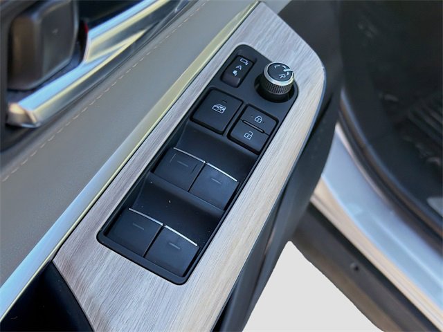 Used 2022 Toyota Venza XLE image 22