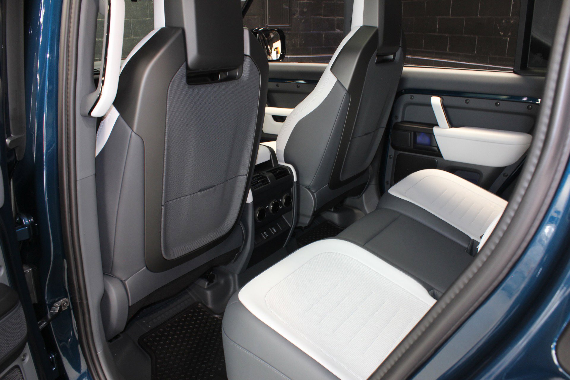 Used 2026 Land Rover Defender 110 OCTA image 45