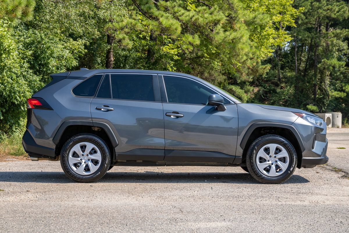 Used 2022 Toyota RAV4 LE FWD image 5