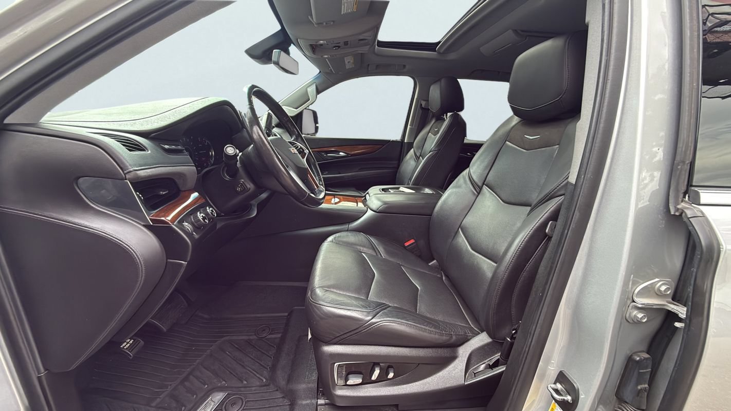 Used 2019 Cadillac Escalade Luxury AWD/4WD image 17
